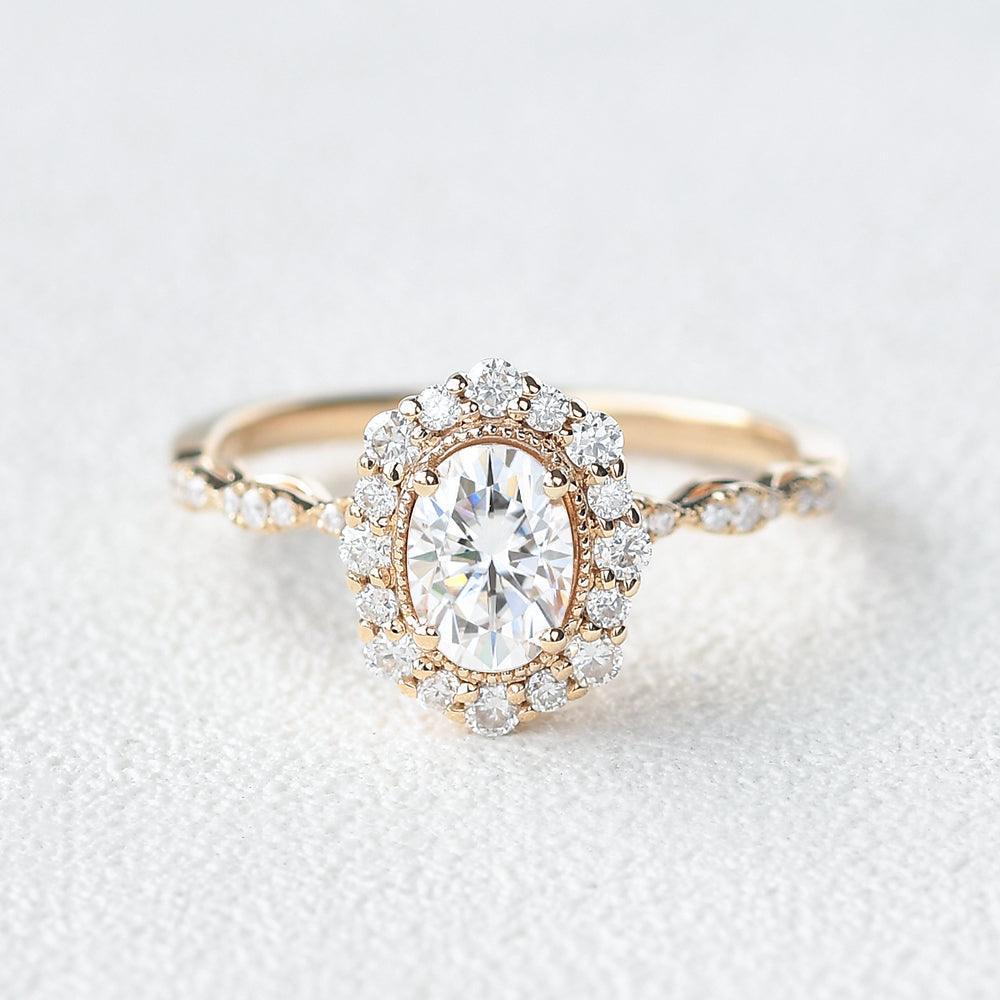 0.94 CT Oval Moissanite Diamond Halo Engagement Ring