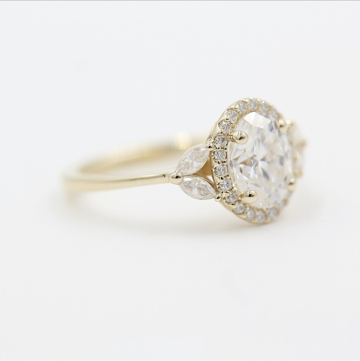 1.33 CT Oval Moissanite Diamond Halo Engagement Ring