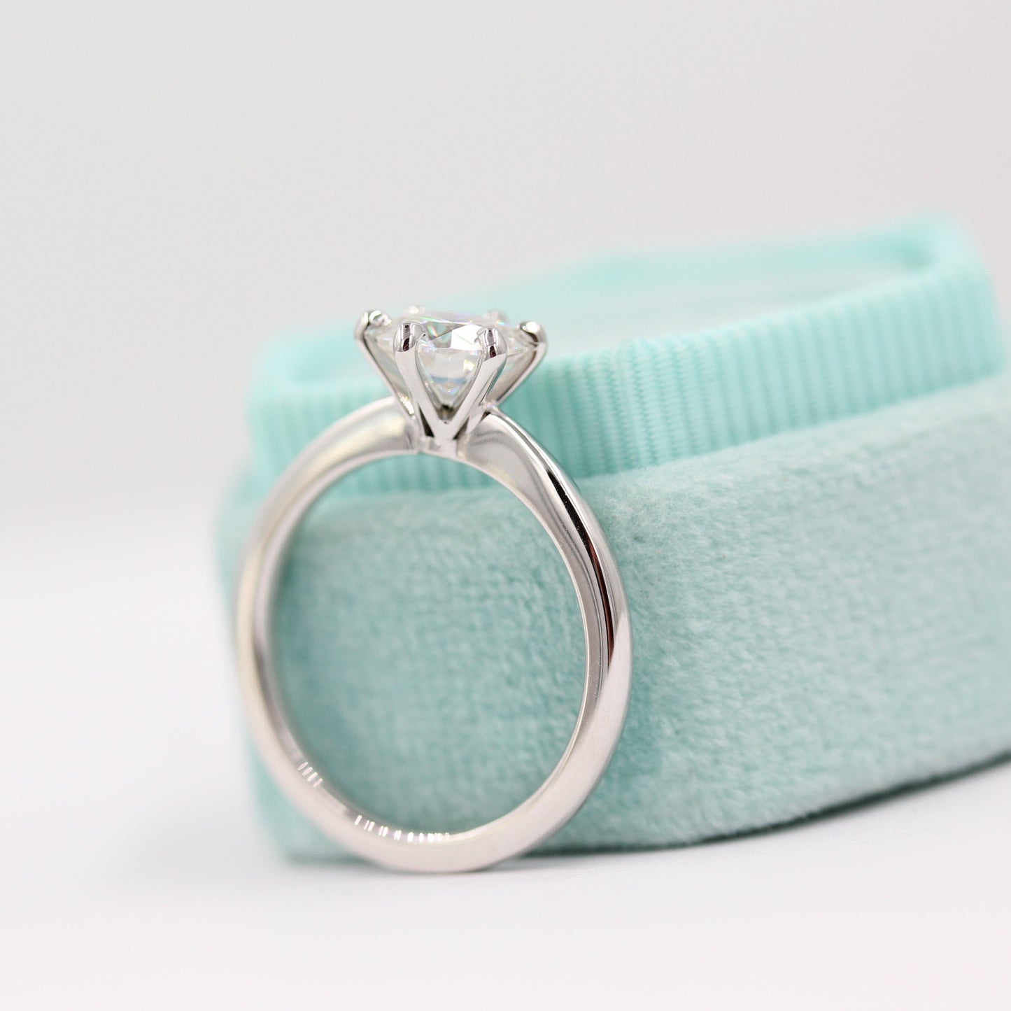 1.0 CT Round Moissanite Diamond Solitaire Engagement Ring