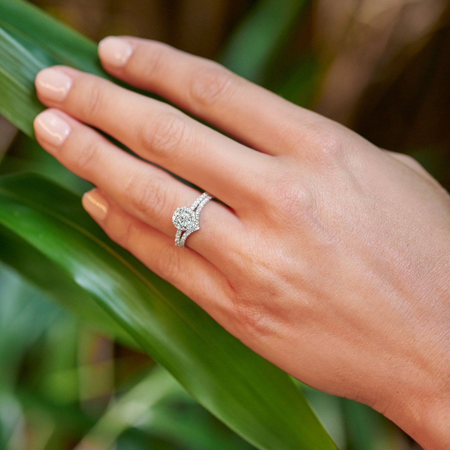 1.0 CT Round Moissanite Diamond Halo Engagement Ring