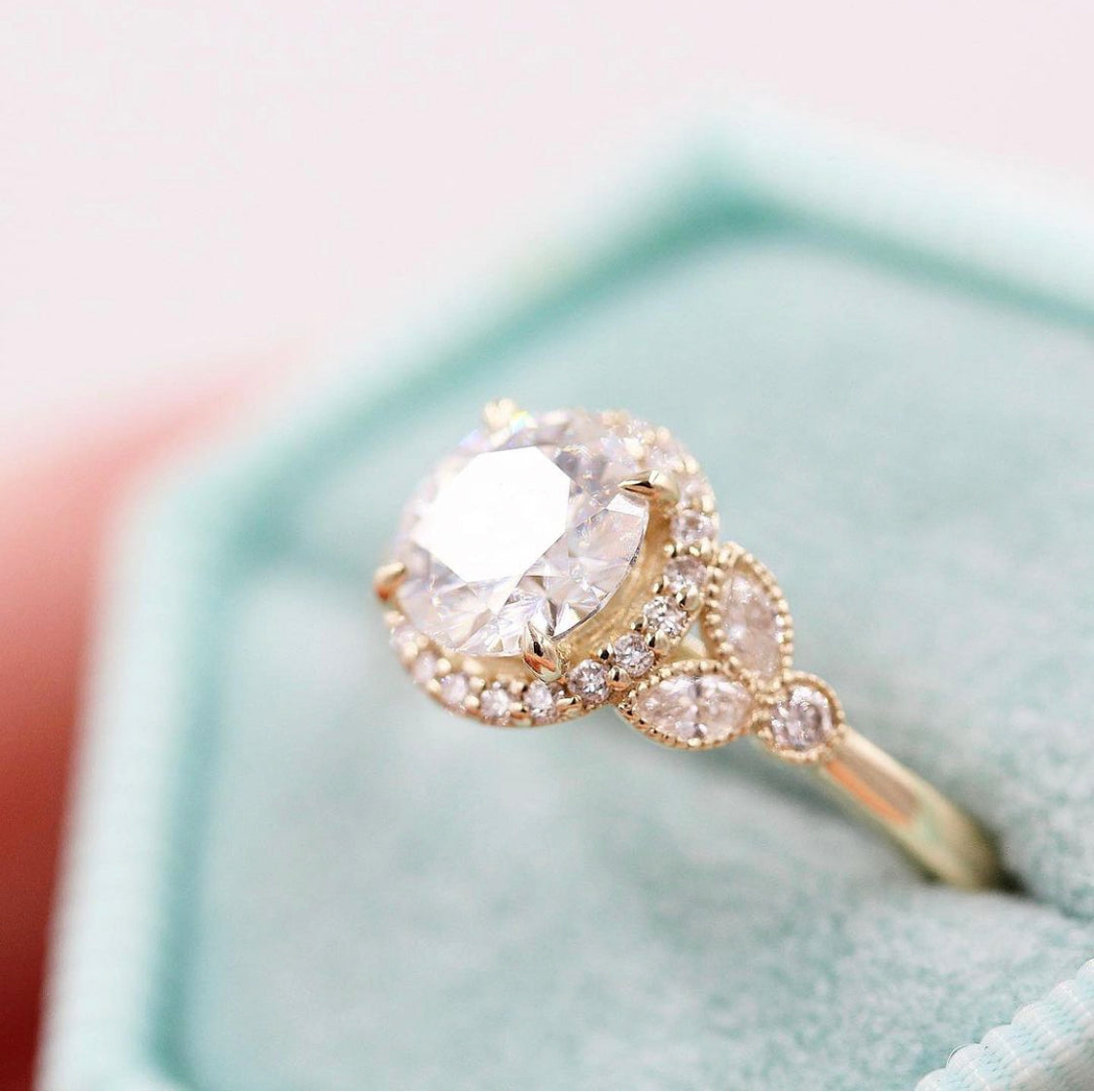 1.0 CT Round Moissanite Halo Diamond Engagement Ring