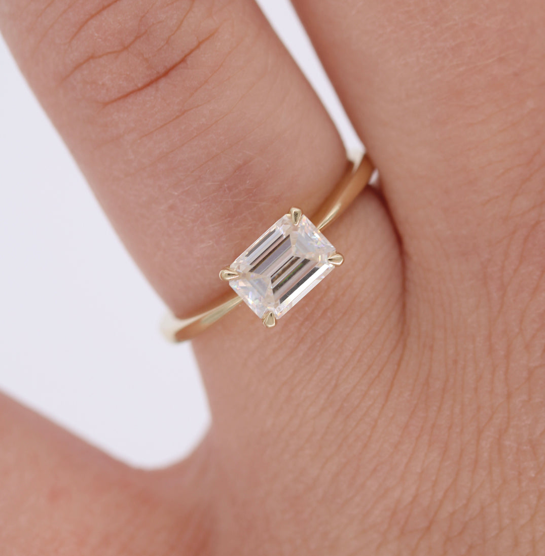 1.55 CT Emerald Moissanite Diamond Solitaire Engagement Ring